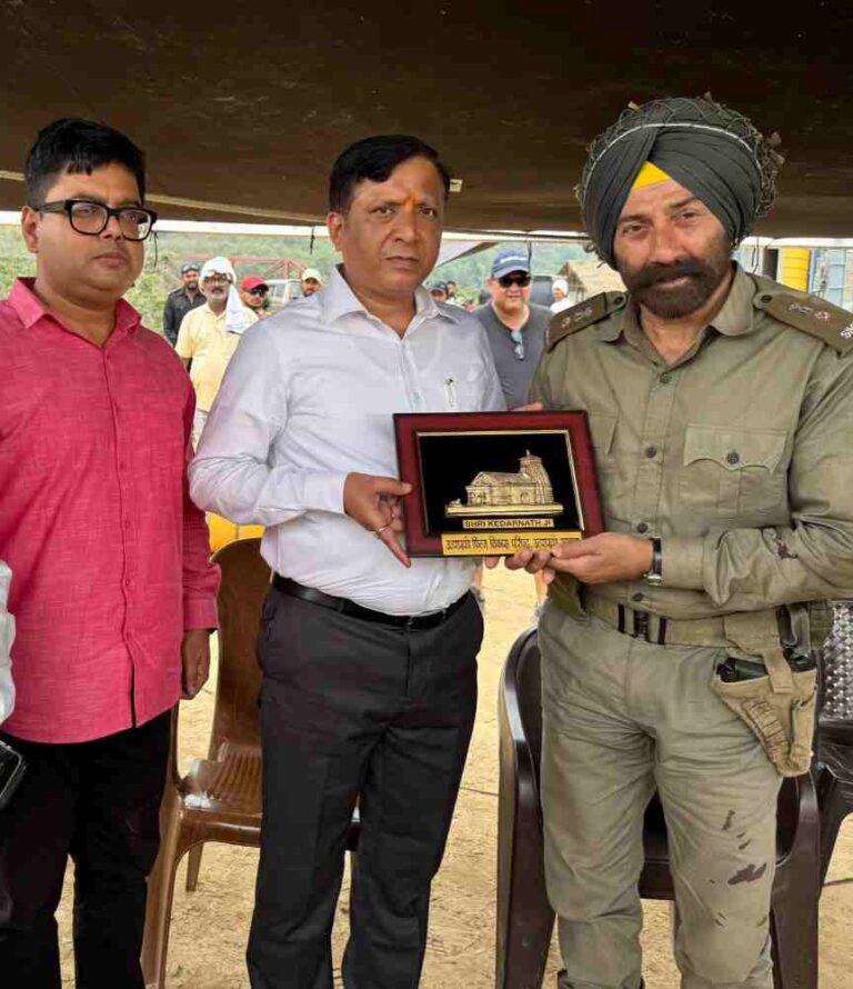 सनी देओल से मिले उत्तराखंड फिल्म विकास परिषद के सीईओ बंशीधर तिवारी, बॉर्डर 2 के सेट पर हुई सकारात्मक चर्चा