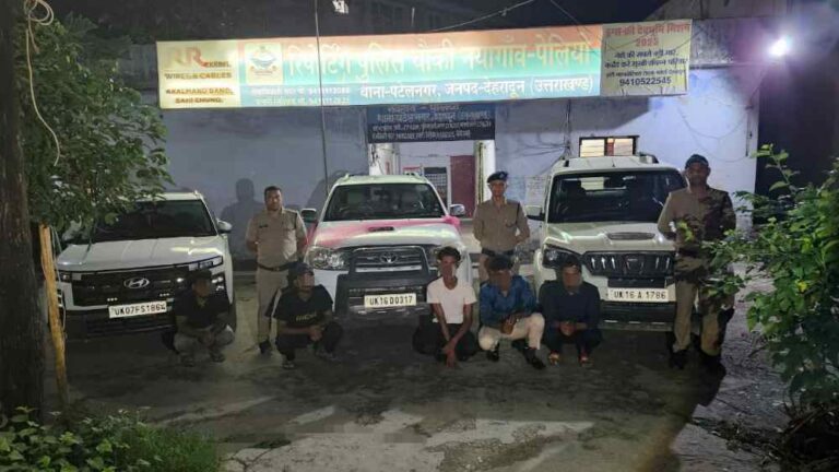 चलती कार में बारातियों को हुड़दंग करना पड़ा भारी