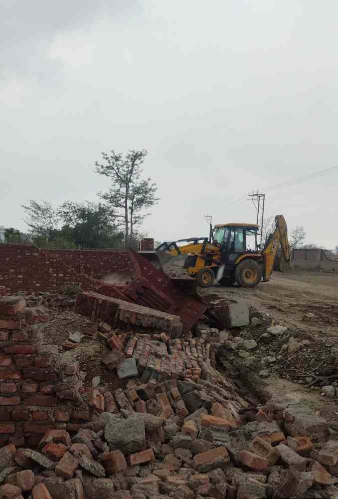 अवैध रूप से की जा रही प्लॉटिंग पर चला MDDA का डंडा