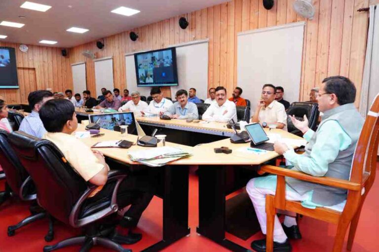 CM धामी ने हैली सर्विस ऑपरेटर्स को कड़े शब्दों में कहा, सुरक्षा मानकों से खिलवाड़ बर्दाश्त नही