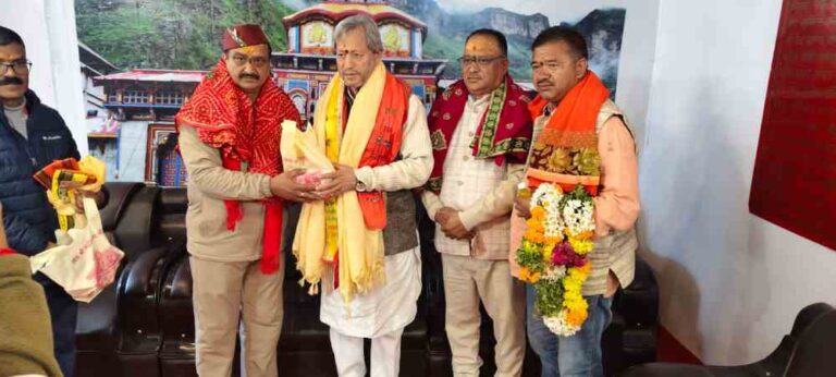 पूर्व मुख्यमंत्री तीरथ सिंह रावत ने किये भगवान बदरीविशाल के दर्शन ।