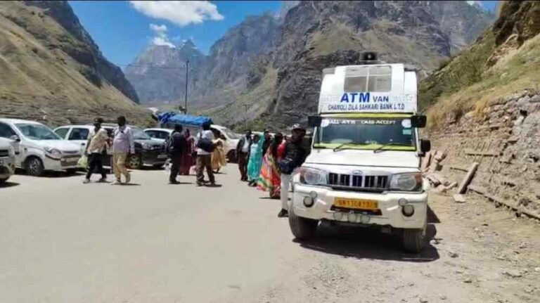 विषम परिस्थितियों में जिला सहकारी बैंक द्वारा चालित मोबाइल एटीएम वैन का लोग उठा रहे लाभ