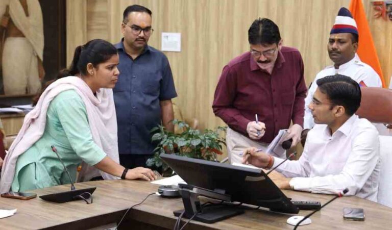 जिला प्रशासन ने डीसीबी बैंक शाखा को ही कर दिया सीज, कारण पढ़िए।