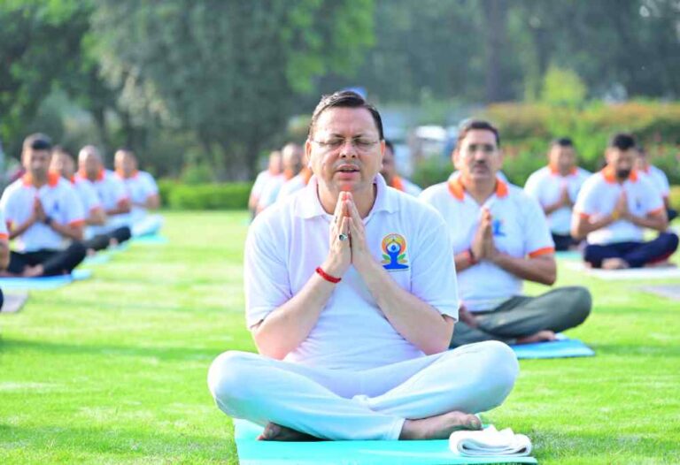 CM आवास पर मुख्यमंत्री के साथ मुख्यमंत्री कार्यालय के अधिकारियों और कर्मचारियों ने भी योगाभ्यास किया