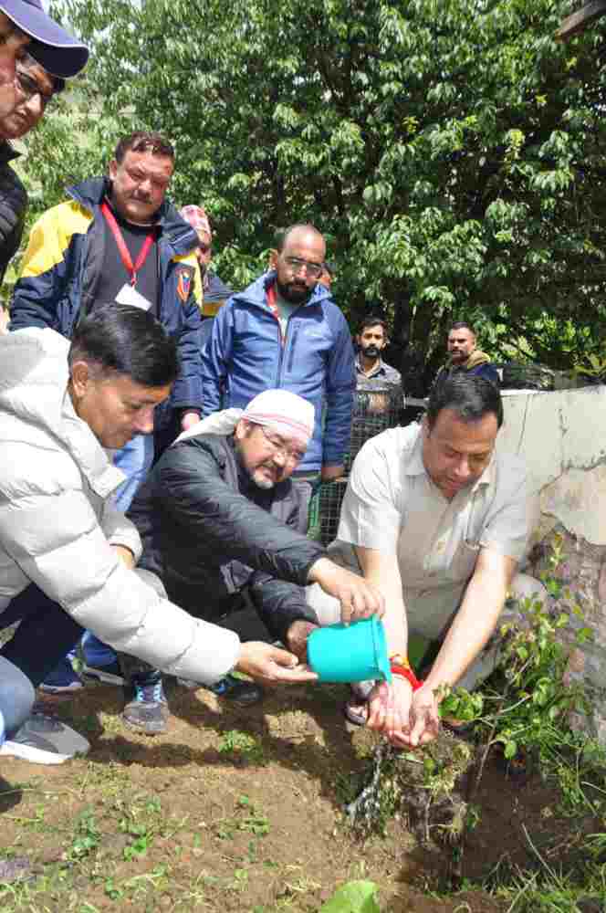 “एक पेड़ मां के नाम” अभियान के तहत बीकेटीसी अध्यक्ष हेमंत द्विवेदी ने बदरीनाथ में किया वृक्षारोपण।