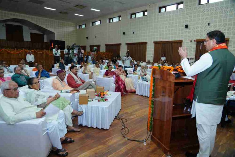 CM धामी ने लोकतंत्र सेनानियों को सम्मानित किया