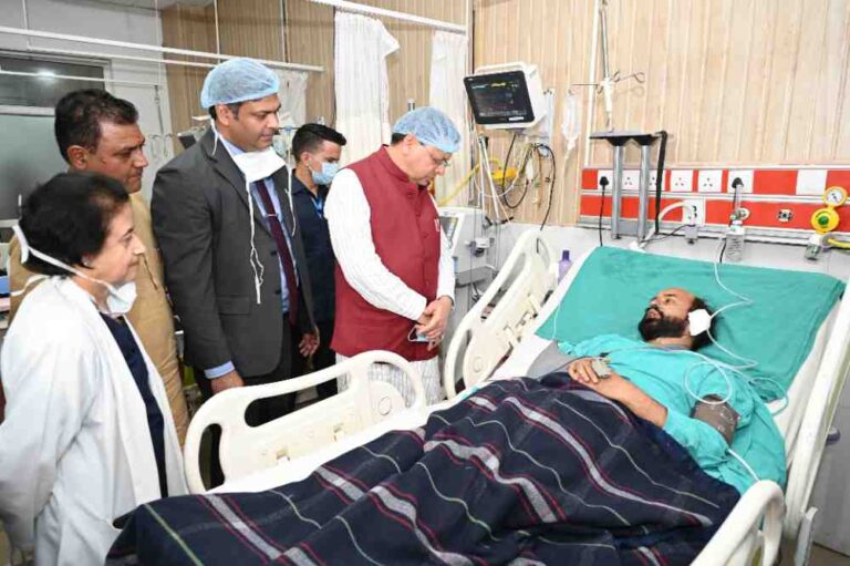 सीएम धामी पहुंचे एम्स ऋषिकेश, रुद्रप्रयाग बस दुर्घटना में घायल यात्रियों का हाल-चाल जाना