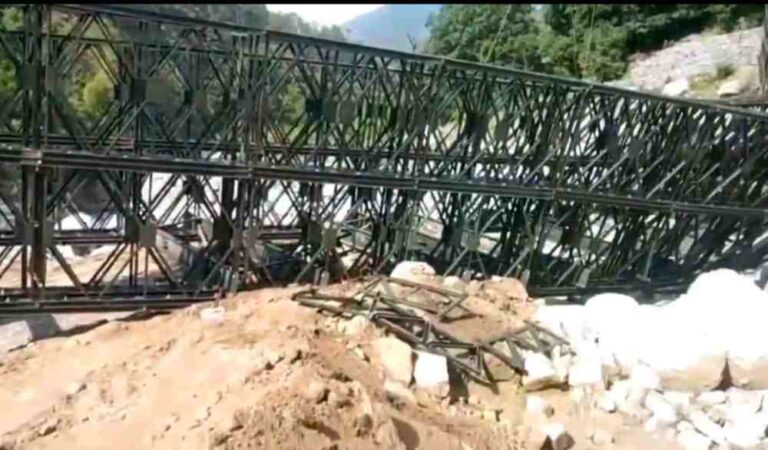 मुख्यमंत्री के निर्देश पर थराली में निर्माणाधीन पुल के क्षतिग्रस्त होने के मामले में तीन अभियंताओं को किया गया निलंबित।