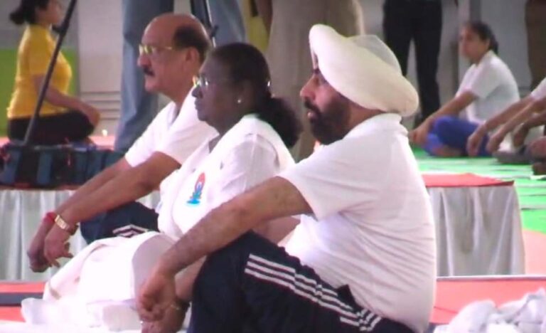 राष्ट्रपति द्रौपदी मुर्मू ने देहरादून में किया 11 वें अंतरराष्ट्रीय योग दिवस का शुभारंभ