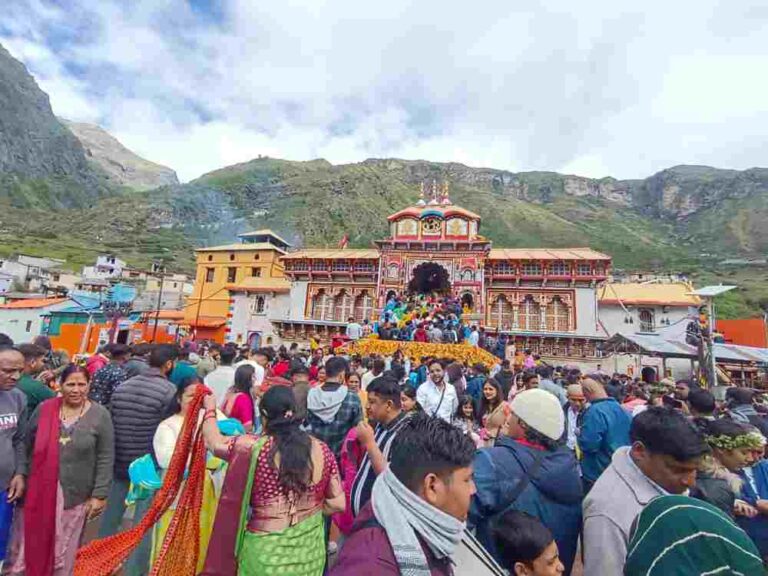 श्री बदरीनाथ मंदिर सिंह द्वार पर फोटो खिंचवाने को लेकर हुए विवाद का बीकेटीसी अध्यक्ष अध्यक्ष हेमंत द्विवेदी ने संज्ञान लिया।