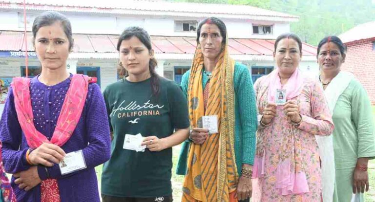 पंचायत चुनाव में कैबिनेट मंत्री रेखा आर्या ने किया मतदान