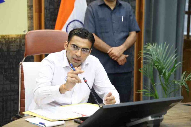 पिता का आकस्मिक निधन, पढाई पर संकट, DM ने थामा रिहान का हाथ