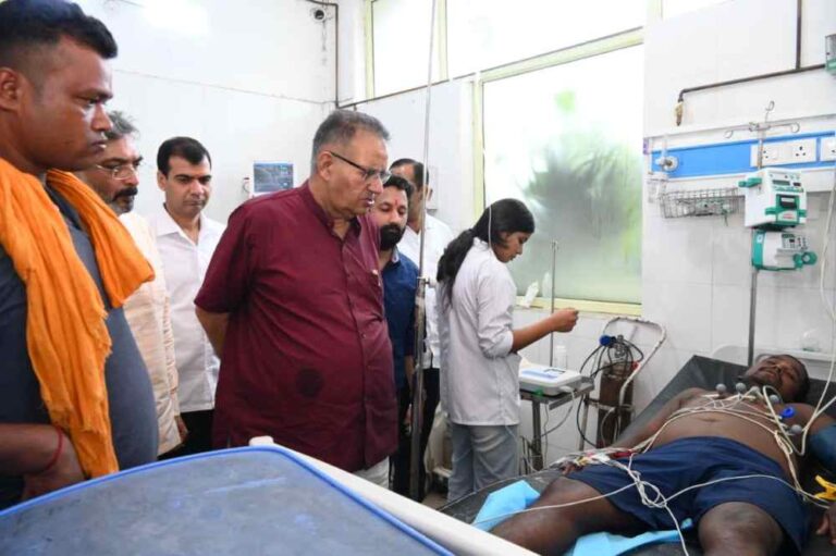 कैबिनेट मंत्री गणेश जोशी ने हरिद्वार मनसा देवी मंदिर हादसे में घायलों से की मुलाकात, हर संभव मदद का दिया आश्वासन