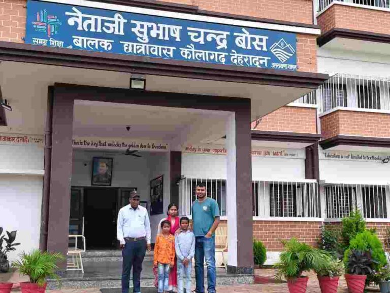 DM ने एक लाचार परिवार को दिया सहारा 3 बच्चों का छात्रवास में  कराया दाखिला