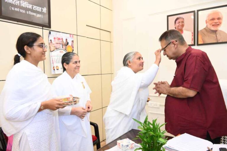 कृषि मंत्री गणेश जोशी को ब्रह्मकुमारी बहनों ने बांधा रक्षा सूत्र, मंत्री ने भी बहनों को दिया रक्षा का वचन