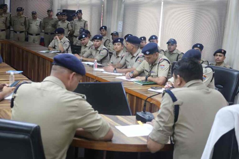 पुलिस आरक्षी भर्ती की लिखित परीक्षा मे ड्यूटीरत सभी अधिकारियों,कर्मचारियों की एसएसपी दून ने की ब्रीफिंग