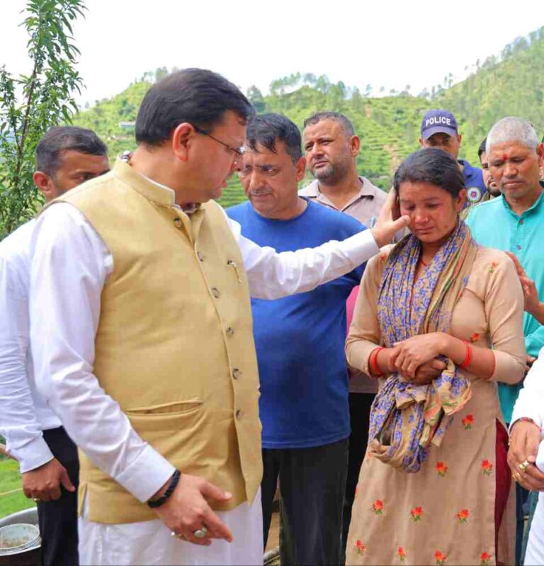 मुख्यमंत्री पुष्कर सिंह धामी ने, पौड़ी जनपद के आपदाग्रस्त क्षेत्र सैंजी का स्थलीय निरीक्षण किया