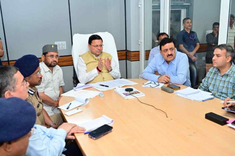 दूसरे दिन भी जिले में रहकर रेस्क्यू ऑपरेशन की निगरानी और निर्देशन में जुटे रहे सीएम धामी