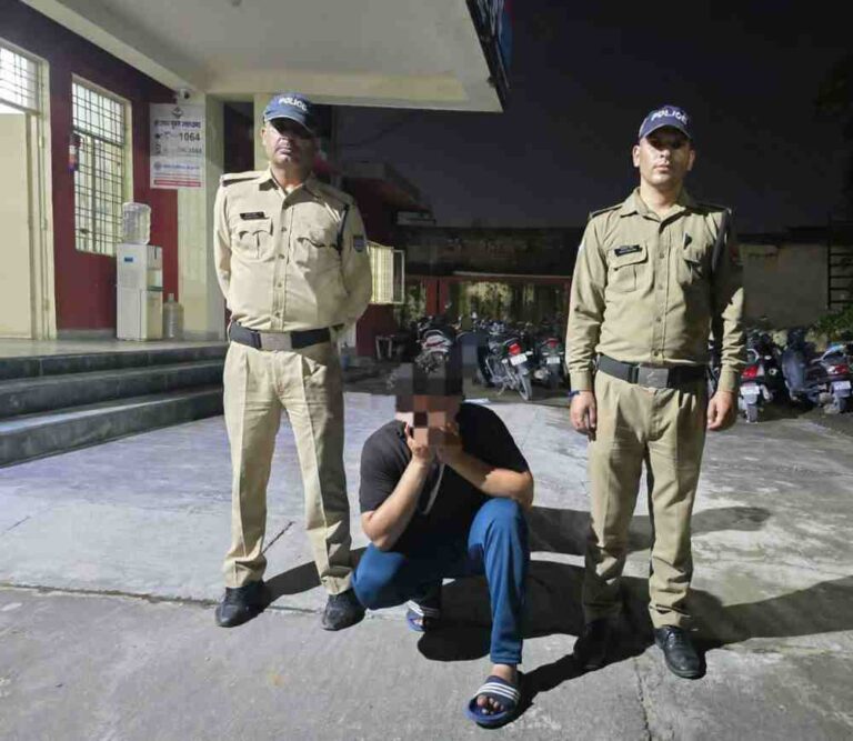 स्वयं को अमीर बताकर अपनी पहचान छुपाते हुए लड़कियों को गुमराह कर फंसता था अपने प्रेमजाल में