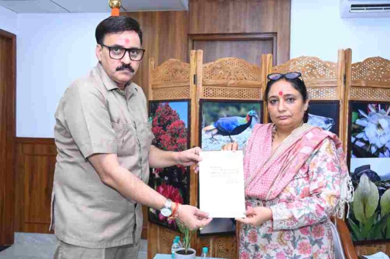 उत्तराखंड विधानसभा अध्यक्ष ऋतु खण्डूडी भूषण ने 1 माह का वेतन मुख्यमंत्री राहत कोष में देने का पत्र विधानसभा सचिव को सौंपा