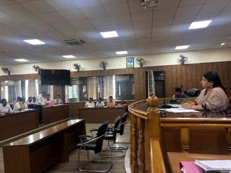 नगर आयुक्त ने ली निगम अधिकारियों की बैठक, दिए कड़े निर्देश।