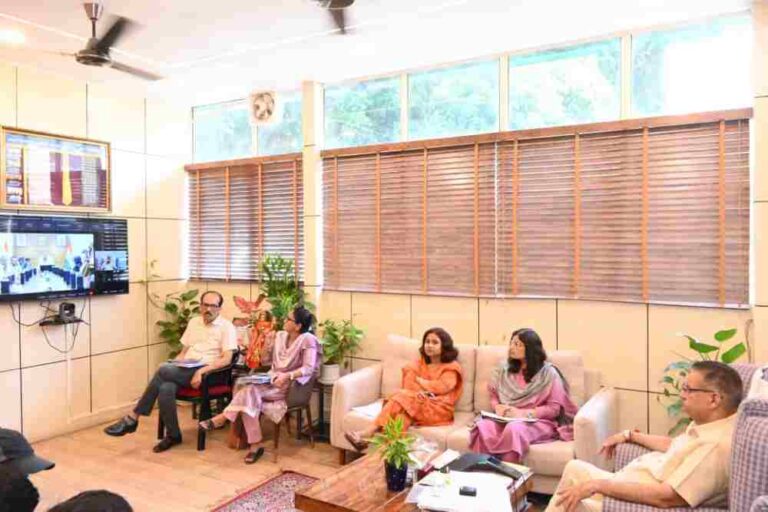 केंद्रीय ग्रामीण विकास मंत्री शिवराज सिंह चौहान की अध्यक्षता में आयोजित बैठक में वर्चुअल माध्यम से प्रतिभाग करते ग्राम्य विकास मंत्री गणेश जोशी