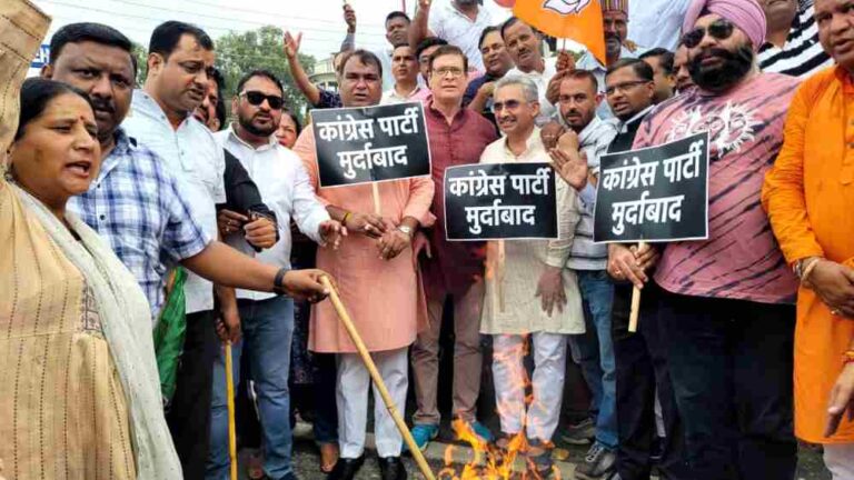 कांग्रेस के विधायकों के गैर-जिम्मेदाराना रवैये के विरोध में बीजेपी महानगर ने किया पुतला दहन