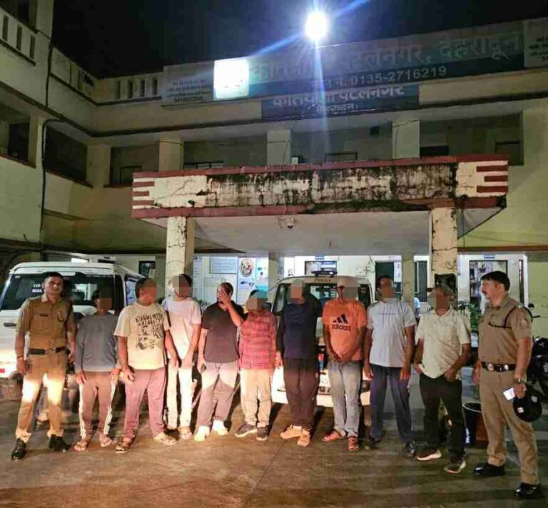 शराबियों की बारात लेकर थाने पहुँची दून पुलिस की बस सेवा
