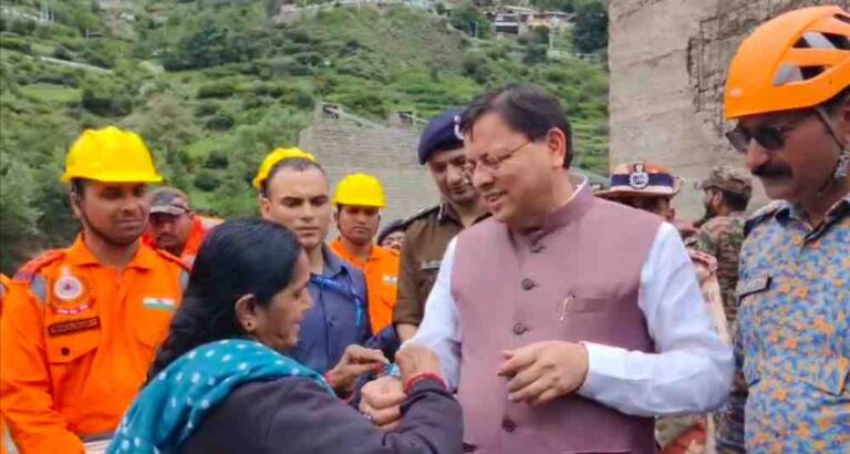 बहन ने धोती का पल्लू फाड़कर सीएम धामी को बांधी राखी