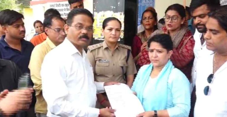 महिला कांग्रेस ने लोक निर्माण कार्यालय का किया घेराव