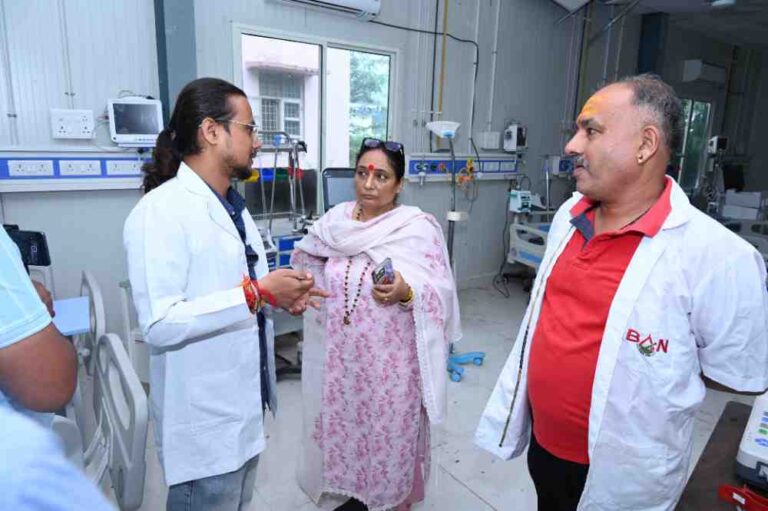 कोटद्वार विधायक का अस्पतालों में औचक निरीक्षण, बाहर की दवाई लिखने पर डॉक्टरों को लगाई फटकार