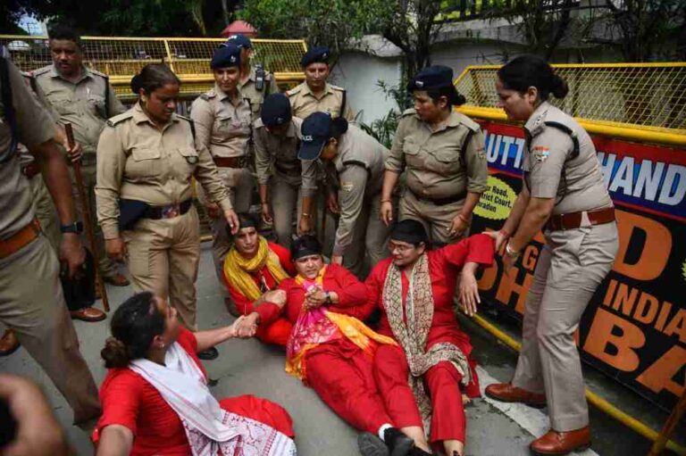 गोबर गोमूत्र से महिला कॉंग्रेस ने किया भाजपा मुख्यालय का शुद्धिकरण