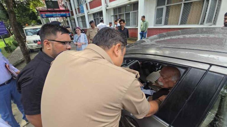 शिकायत लेकर पुलिस कार्यालय पहुंचे बुजुर्ग व्यक्ति से मुलाकात करने स्वंय उसके पास पहुंचे एसएसपी दून