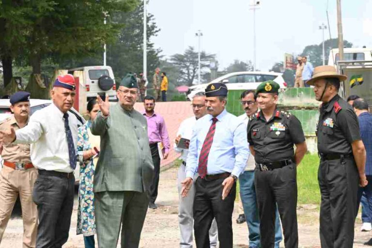 शहीद सम्मान समारोह की तैयारियों को लेकर कार्यक्रम स्थल का निरीक्षण करते सैनिक कल्याण मंत्री गणेश जोशी