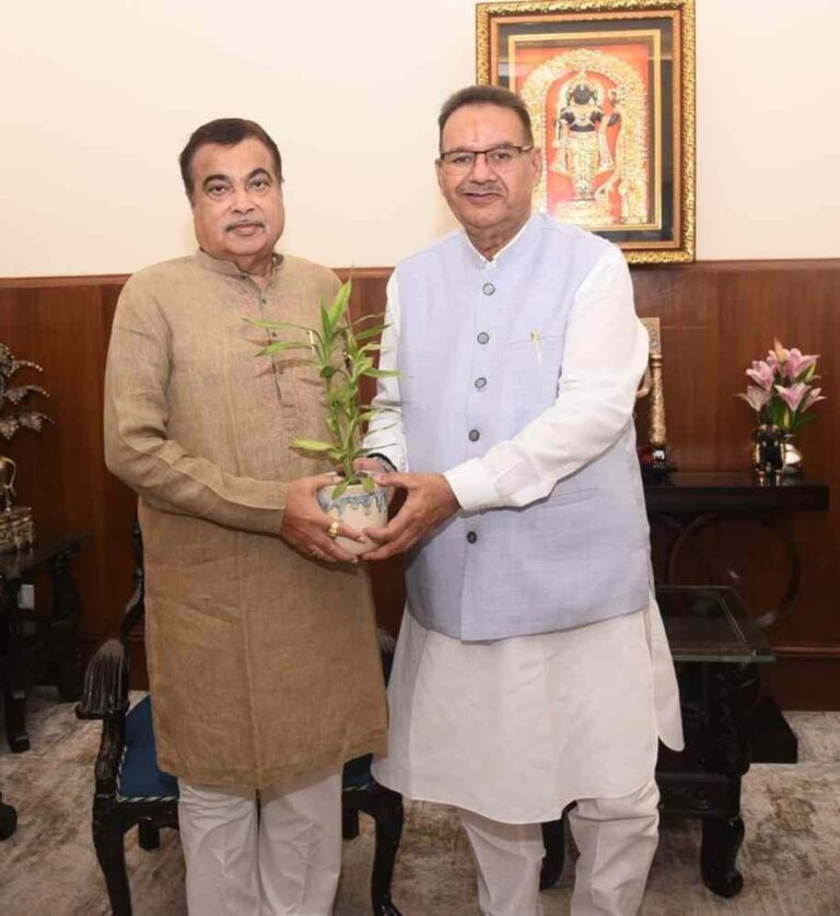 केंद्रीय मंत्री नितिन गडकरी से कैबिनेट मंत्री गणेश जोशी ने की मुलाकात