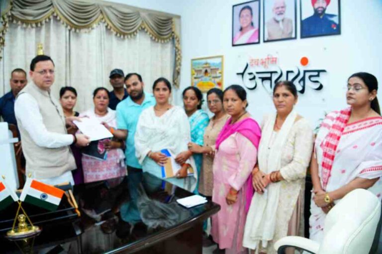 LUCC चिटफंड घोटाले की पीड़ित महिलाओं ने मुख्यमंत्री को सौंपा ज्ञापन, महिला कांग्रेस अध्यक्ष ज्योति रौतेला के नेतृत्व में न्याय की मांग तेज