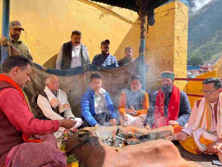 देश के प्रधानमंत्री नरेंद्र मोदी के जन्मदिन के अवसर पर केदारनाथ और बद्रीनाथ धाम में हवन व पूजा अर्चना की गई