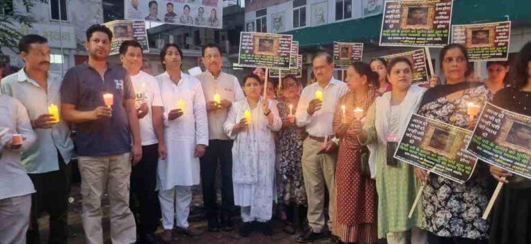 नन्ही परी को न्याय दिलाने की मांग को लेकर, महिला कांग्रेस अध्यक्ष ज्योति रौतेला के नेतृत्व में कैंडल मार्च निकाला