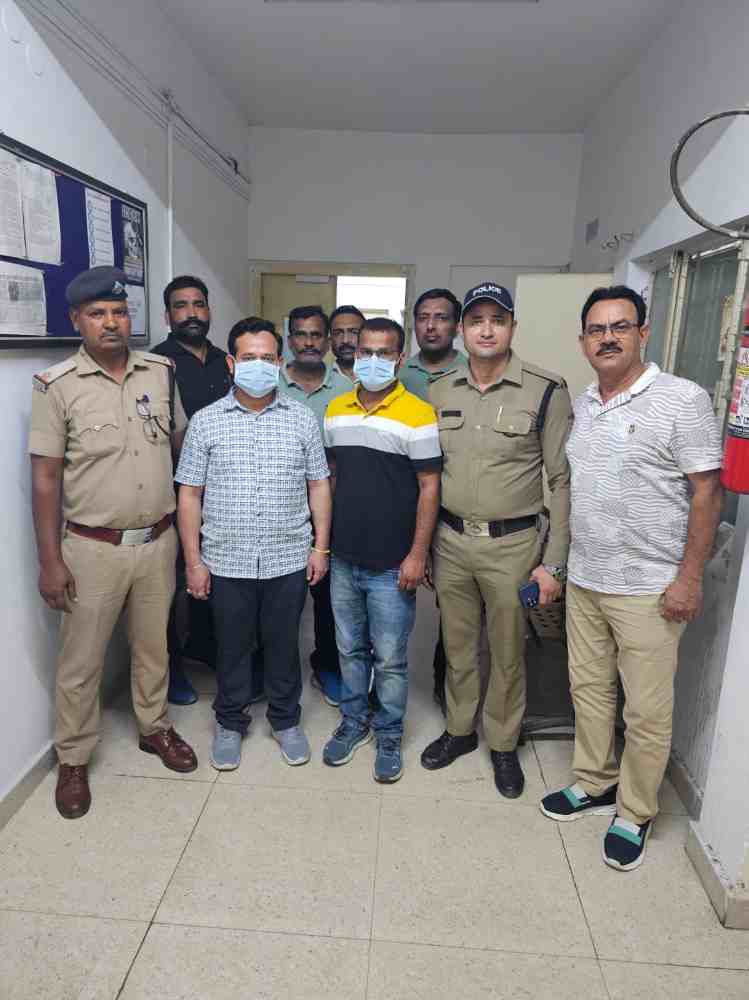 नकल माफिया हाकम सिंह व उसके सहयोगी को पुलिस ने किया गिरफ्तार
