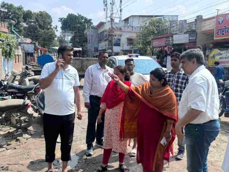 नगर आयुक्त नमामी बंसल द्वारा प्रभावित क्षेत्रों का स्थलीय निरीक्षण किया