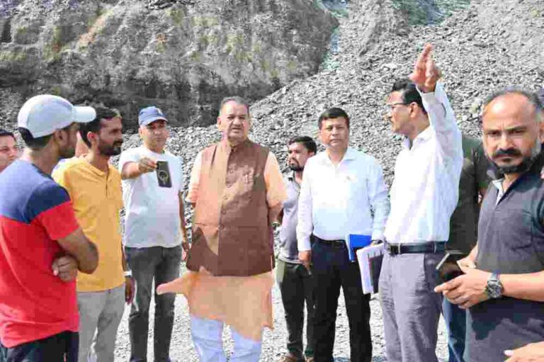 कैबिनेट मंत्री गणेश जोशी ने प्रभावित क्षेत्र भीतरली गांव का दौरा कर अतिवृष्टि से क्षतिग्रस्त सड़क का किया स्थलीय निरीक्षण