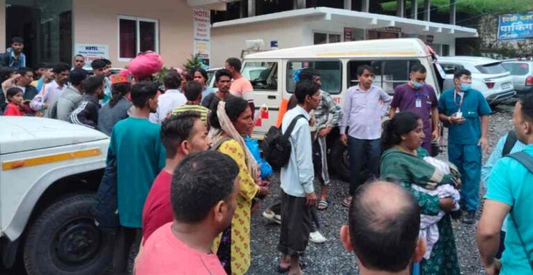 दवाईयां-मेडिकल सहायता लेकर सहस्त्रधारा पहुँची एसजीआरआर यूनिव