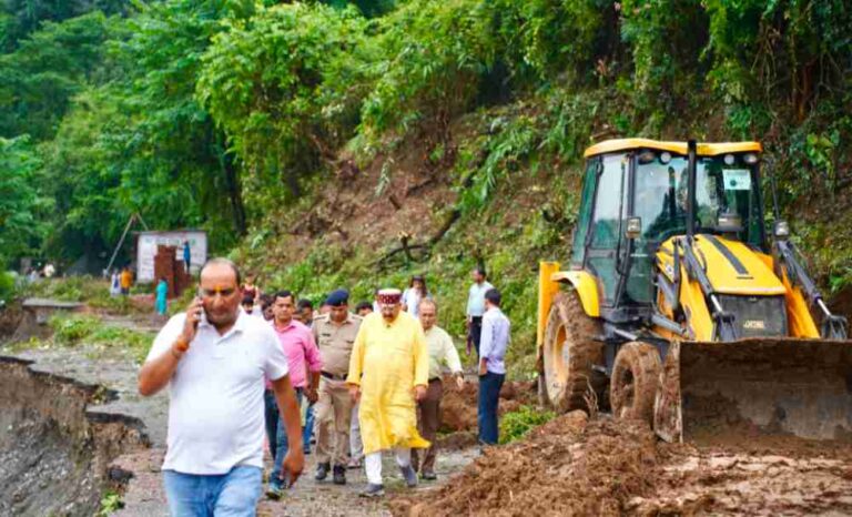 सतपाल महाराज ने आपदा प्रभावित कार्यों का किया स्थलीय निरीक्षण