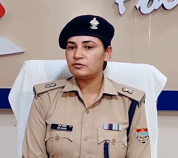 स्नातक स्तरीय पदों की लिखित प्रतियोगी परीक्षा में प्रश्न पत्र के फोटो आगे भेजने वाली अभियुक्ता को पुलिस ने किया गिरफ्तार