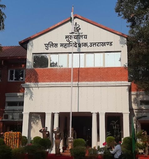 निष्पक्ष जांच सुनिश्चित करने हेतु 12 पुलिस कर्मियों का तत्काल गढ़वाल रेंज के जनपद चमोली एवं रुद्रप्रयाग स्थानान्तरण