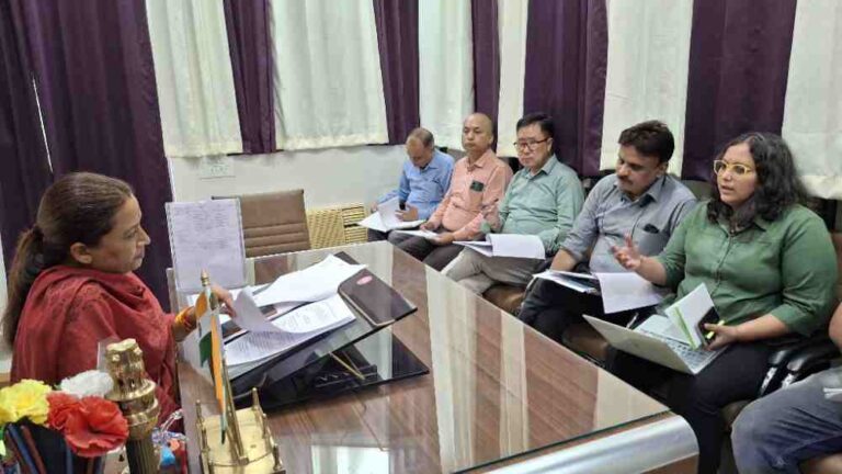 मंत्री रेखा आर्या ने की योजनाओं की समीक्षा