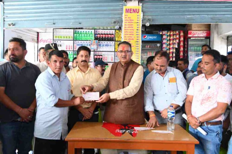 कैबिनेट मंत्री गणेश जोशी ने सहस्त्रधारा क्षेत्र में आपदा प्रभावित 13 परिवारों को राहत राशि के चैक सौंपे