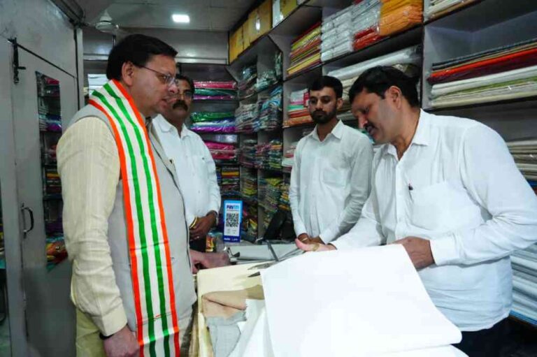स्वदेशी अभियान को दिया बढ़ावा ,मुख्यमंत्री धामी ने खादी ग्रामोद्योग भवन से की खरीदारी