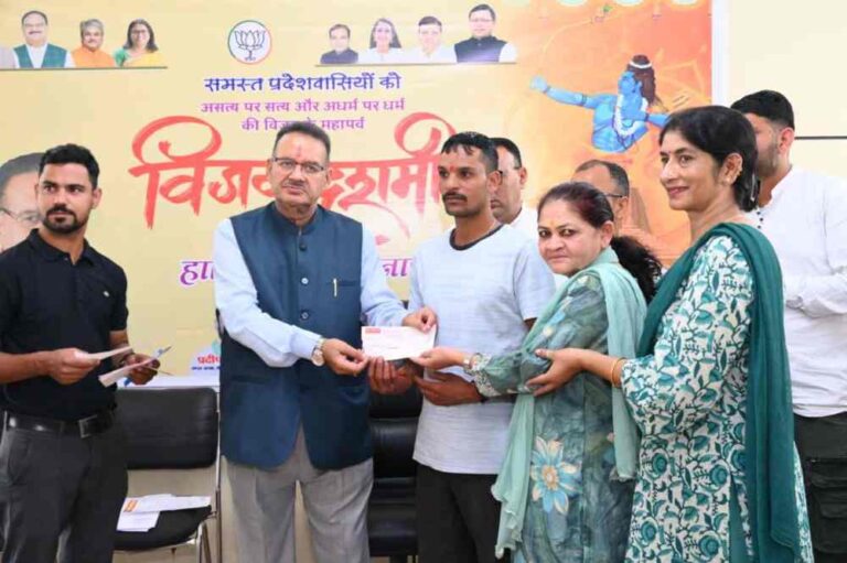 कैबिनेट मंत्री गणेश जोशी ने आपदा प्रभावित 14 परिवारों को राहत राशि के चेक सौंपे