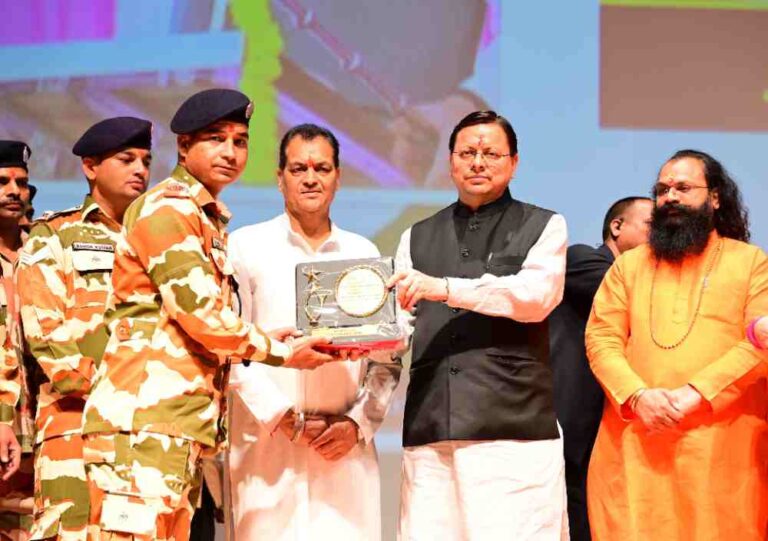 मुख्यमंत्री पुष्कर सिंह धामी में आपदा में सहयोग करने वाले कर्मियों को सम्मानित किया